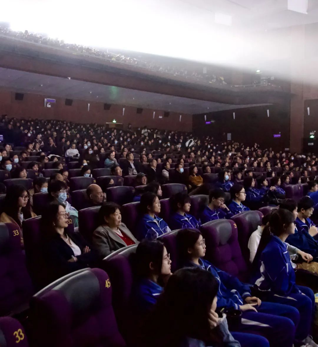 包含Scout重要时刻反败为胜，巴黎圣日耳曼带队取胜！观众掌声雷动的词条